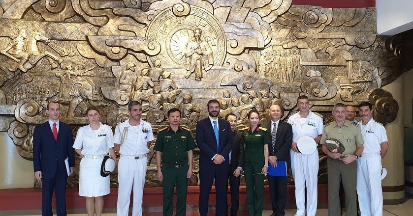 Il Sottosegretario di Stato alla Difesa Angelo Tofalo visita il museo di storia militare ad Hanoi, Vietnam