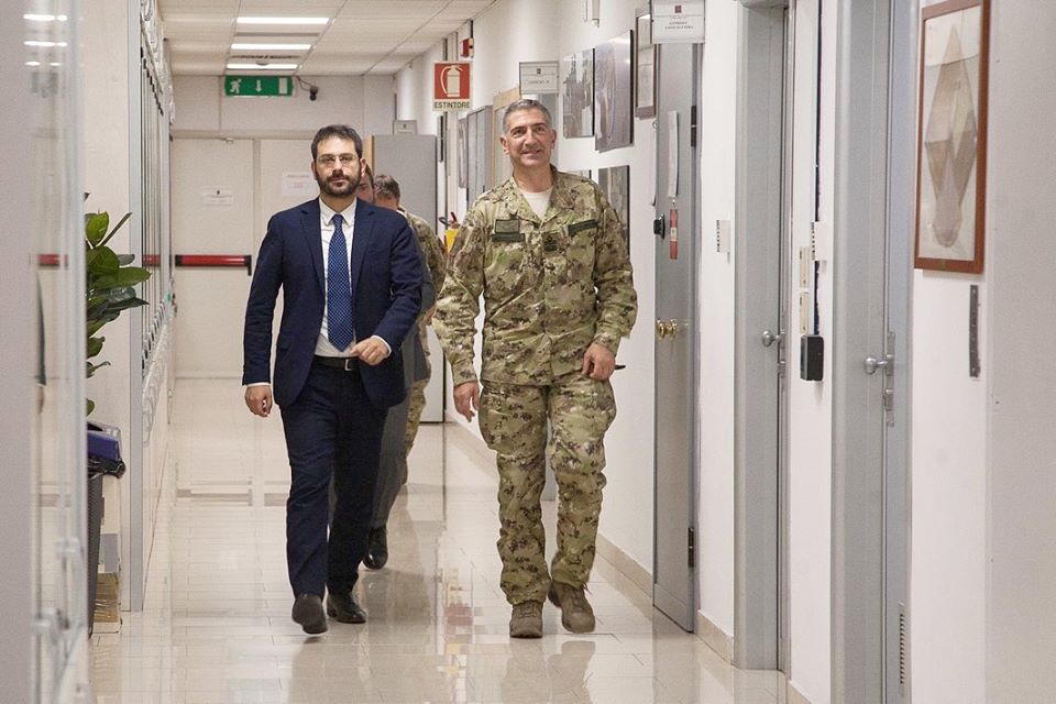 Angelo Tofalo con il Generale di Divisione Aerea Nicola Lanza de Cristoforis fa visita al Comando interforze per le Operazioni delle Forze Speciali (COFS)