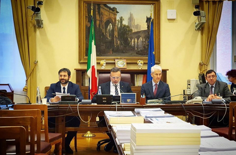 Angelo Tofalo con il Presidente Gianluca Rizzo alla Camera dei deputati, in IV Commissione, per rappresentare il Ministero della Difesa