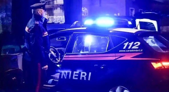 Esplosione nella notte. Ordigno contro caserma dei carabinieri, distrutta auto di servizio