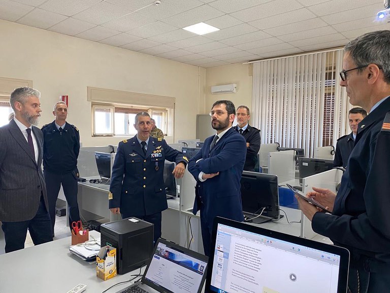 Il Sottosegretario alla Difesa Angelo Tofalo al Centro di Formazione Aviation English di Loreto