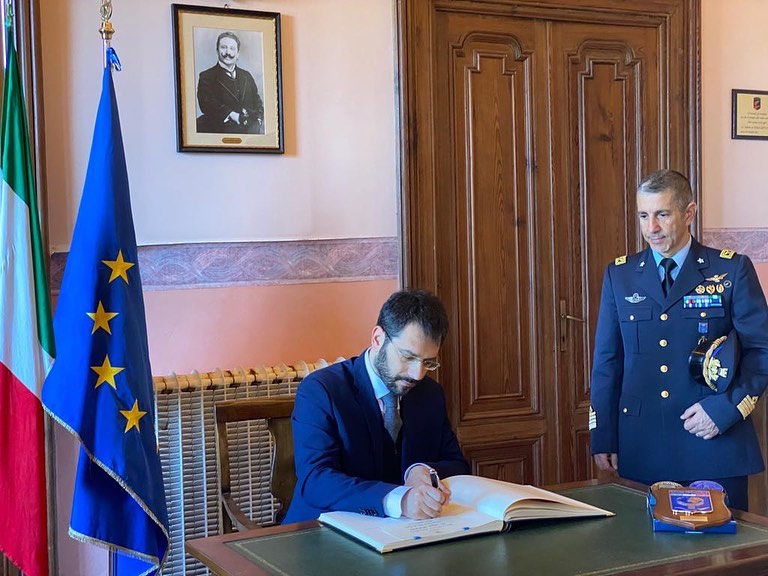 Il Sottosegretario alla Difesa Angelo Tofalo al Centro di Formazione Aviation English di Loreto