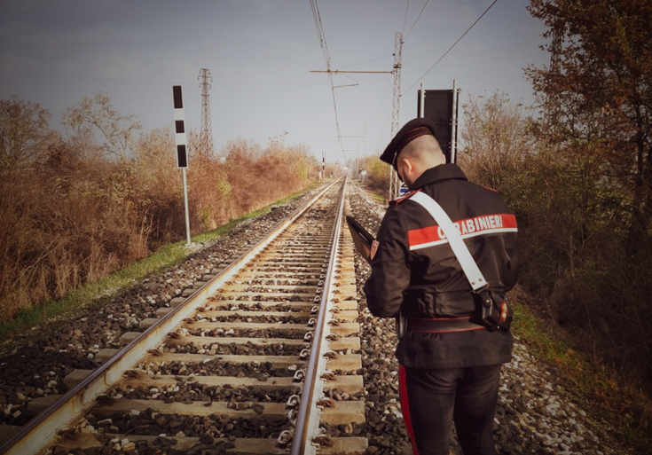 Si sdraia sui binari per uccidersi, salvato in extremis dai Carabinieri