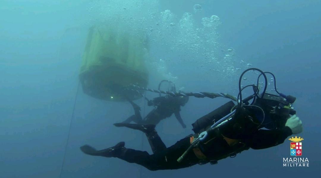 Ecoballe nel Golfo di Follonica Marina Militare in azione per recuperarle (3)