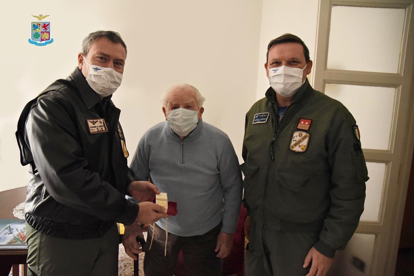 Sono solo i Carabinieri a casa del 94enne per il brindisi Natalizio