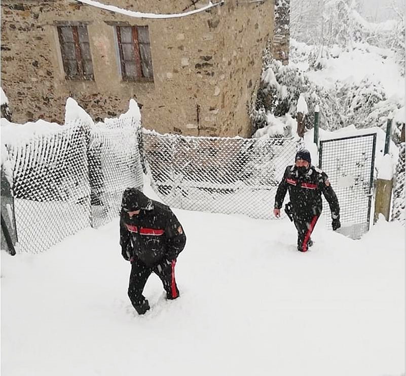 Donna bloccata in casa dalla neve, i Carabinieri le portano i medicinali salvavita