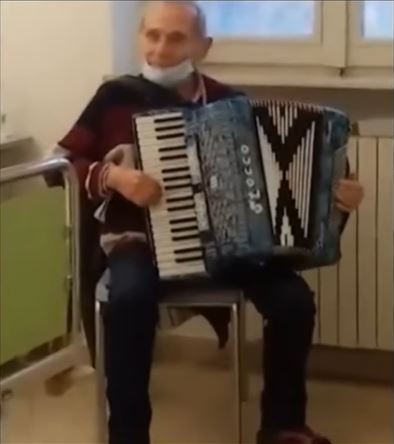 aplino suona fisarmonica nel reparto covid