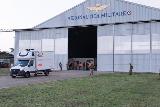 66 mila dosi di vaccino Moderna aeroporto di Partica di Mare dell’Aeronautica Militare