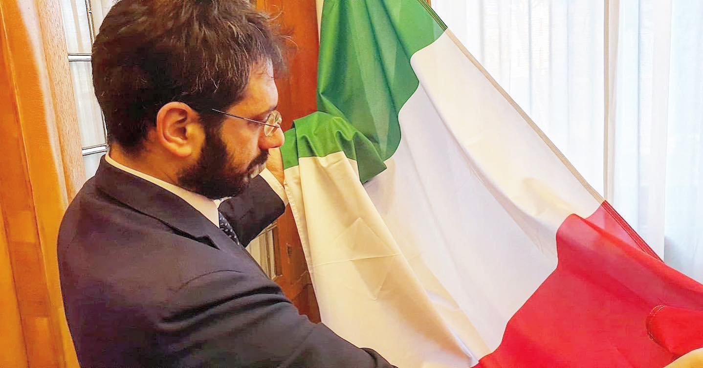 Angelo Tofalo con la bandiera italiana