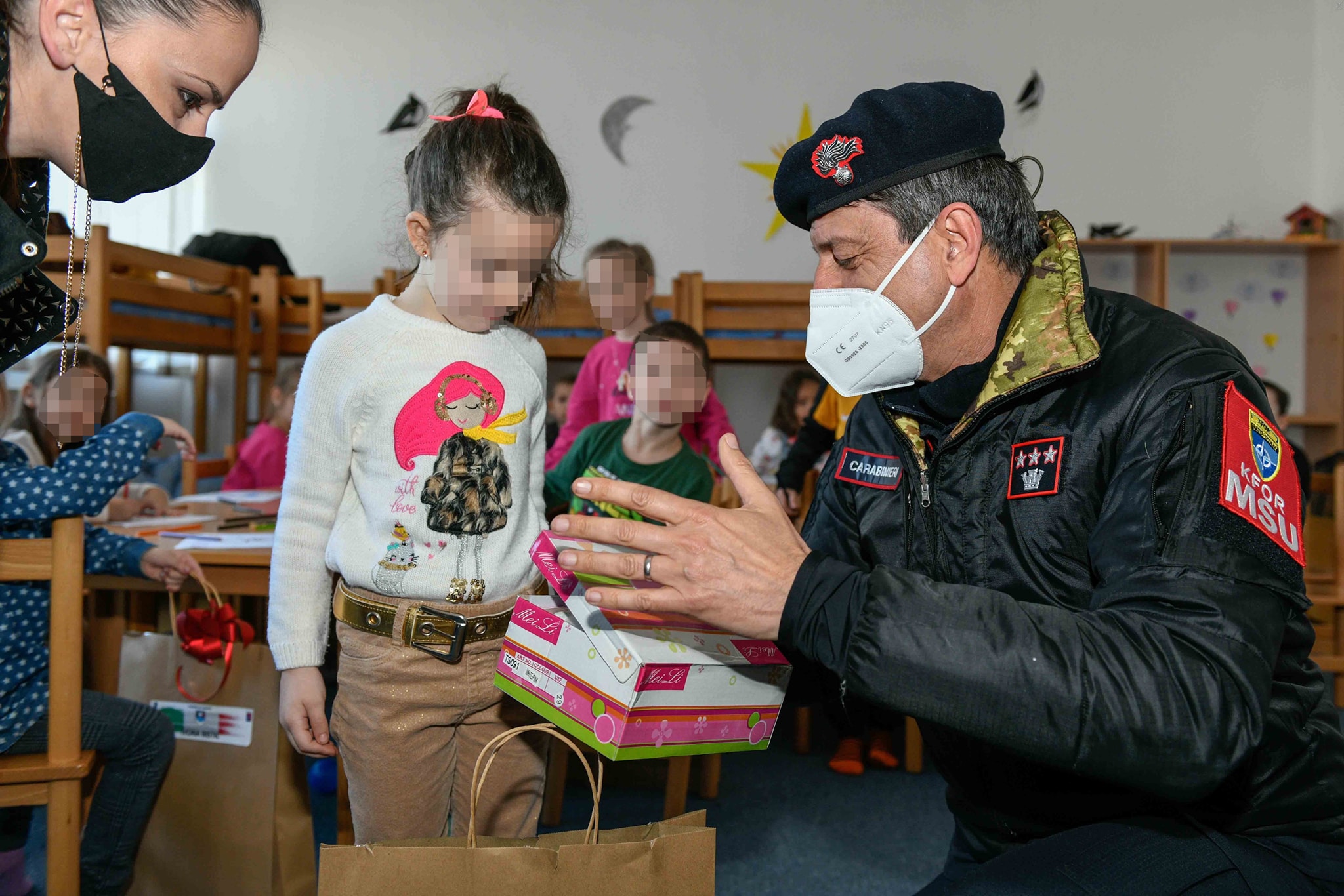 I Carabinieri della MSU regalano giochi e calzature ai bambini in Kosovo